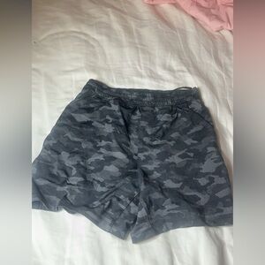 Lulu Lemmon shorts black camo